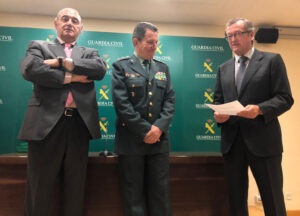 La Dirección General de la Guardia Civil cuenta con un desfibrilador cedido por España Salud y la HAGC