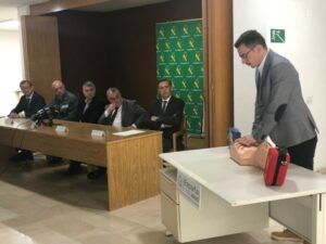 La HAGC cede un desfibrilador a los agentes de la Guardia Civil que actúan en el paso fronterizo entre España y Andorra