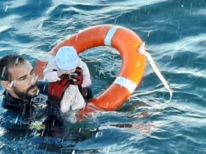 El guardia civil que rescató un bebé en el mar: “Estaba helado, frío, no gesticulaba”