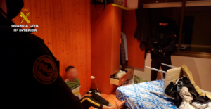 Lee más sobre el artículo Covid-19: La Guardia Civil desarticula una organización criminal responsable de cientos de estafas relacionadas con la venta de mascarillas y otros efectos