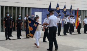 La delegada del Gobierno preside la ceremonia de entrega de cinco guiones, cortesía de la FNHGC, a la Policía Nacional de Cataluña