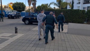 La Guardia Civil desmantela una organización que introducía hachís por las costas de Málaga y detiene a 20 personas
