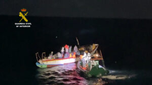 La Guardia Civil rescata un cayuco a la deriva con 105 personas a bordo a 160 millas de Nouadhibou (Mauritania)