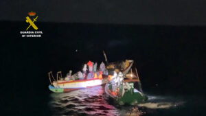 Lee más sobre el artículo La Guardia Civil rescata un cayuco a la deriva con 105 personas a bordo a 160 millas de Nouadhibou (Mauritania)