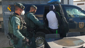 La Guardia Civil detiene a cinco personas por blanqueo de capitales procedente del narcotráfico del «clan del Titi»