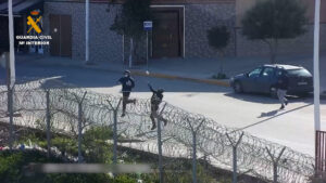 La Guardia Civil detiene a seis personas por lanzar paquetes de droga por encima del vallado fronterizo de Melilla