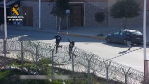 Lee más sobre el artículo La Guardia Civil detiene a seis personas por lanzar paquetes de droga por encima del vallado fronterizo de Melilla