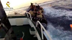La Guardia Civil interviene 2,5 toneladas de hachís en una persecución en alta mar y detiene a seis personas