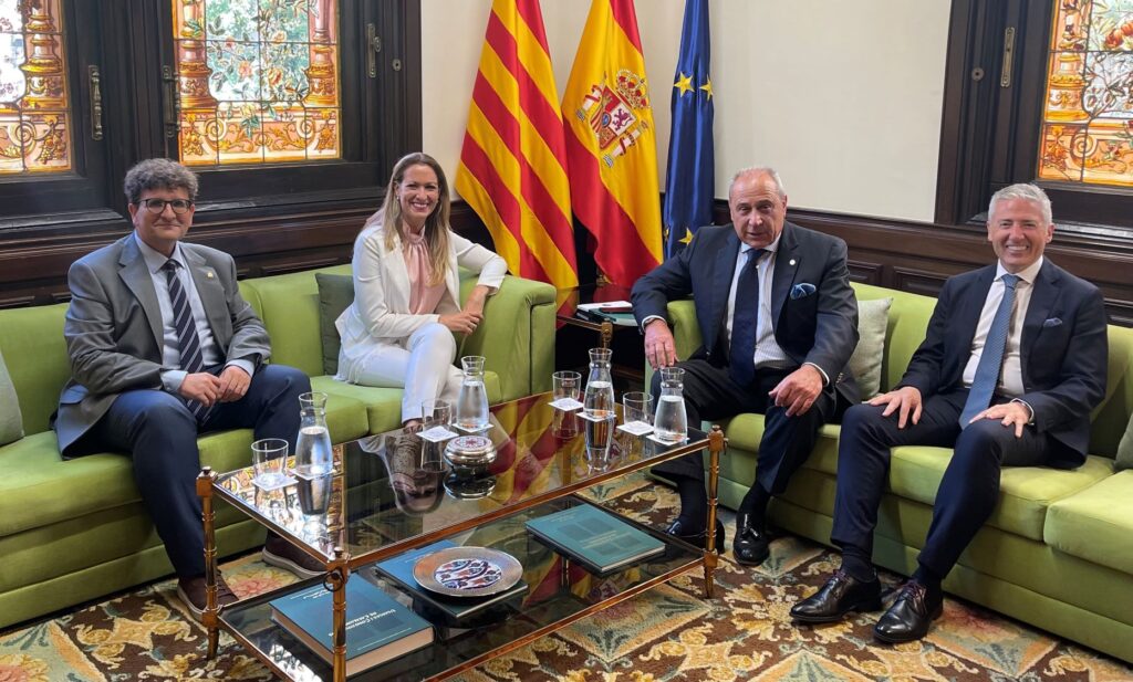 La delegada del Gobierno recibe al presidente de la FNHGC, Eduardo Montolio, y al secretario de la entidad, Yosef Sánchez-Molina