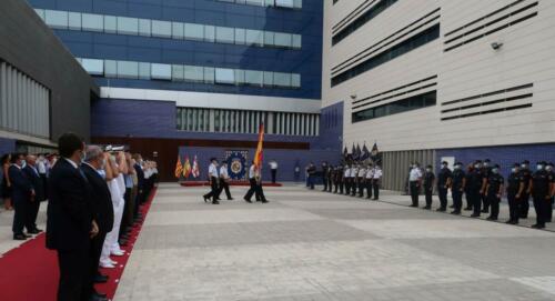 La delegada del Gobierno y el jefe superior de Policía han presidido la ceremonia de entrega al Cuerpo Nacional de Policía de cinco Guiones, cortesía de la FNHGC, para su uso en actos oficiales y protocolarios (7 de septiembre de 2021)