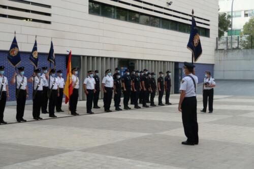 La delegada del Gobierno y el jefe superior de Policía han presidido la ceremonia de entrega al Cuerpo Nacional de Policía de cinco Guiones, cortesía de la FNHGC, para su uso en actos oficiales y protocolarios (7 de septiembre de 2021)