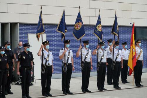 La delegada del Gobierno y el jefe superior de Policía han presidido la ceremonia de entrega al Cuerpo Nacional de Policía de cinco Guiones, cortesía de la FNHGC, para su uso en actos oficiales y protocolarios (7 de septiembre de 2021)