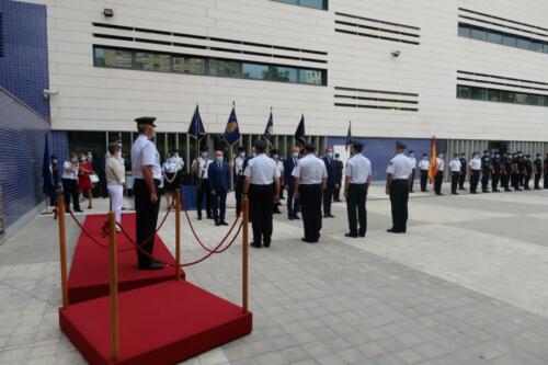 La delegada del Gobierno y el jefe superior de Policía han presidido la ceremonia de entrega al Cuerpo Nacional de Policía de cinco Guiones, cortesía de la FNHGC, para su uso en actos oficiales y protocolarios (7 de septiembre de 2021)