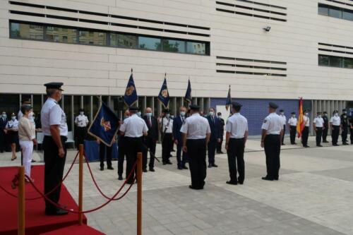 La delegada del Gobierno y el jefe superior de Policía han presidido la ceremonia de entrega al Cuerpo Nacional de Policía de cinco Guiones, cortesía de la FNHGC, para su uso en actos oficiales y protocolarios (7 de septiembre de 2021)