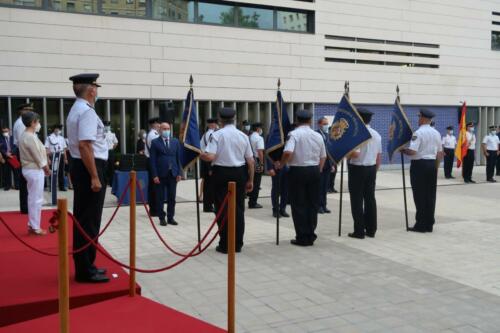 La delegada del Gobierno y el jefe superior de Policía han presidido la ceremonia de entrega al Cuerpo Nacional de Policía de cinco Guiones, cortesía de la FNHGC, para su uso en actos oficiales y protocolarios (7 de septiembre de 2021)