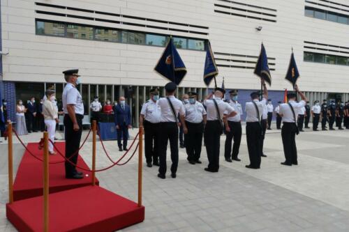 La delegada del Gobierno y el jefe superior de Policía han presidido la ceremonia de entrega al Cuerpo Nacional de Policía de cinco Guiones, cortesía de la FNHGC, para su uso en actos oficiales y protocolarios (7 de septiembre de 2021)