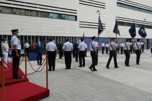 La delegada del Gobierno y el jefe superior de Policía han presidido la ceremonia de entrega al Cuerpo Nacional de Policía de cinco Guiones, cortesía de la FNHGC, para su uso en actos oficiales y protocolarios (7 de septiembre de 2021)