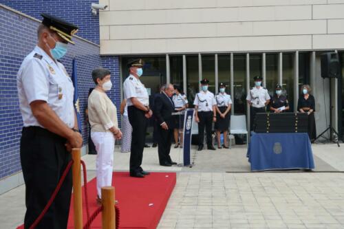 La delegada del Gobierno y el jefe superior de Policía han presidido la ceremonia de entrega al Cuerpo Nacional de Policía de cinco Guiones, cortesía de la FNHGC, para su uso en actos oficiales y protocolarios (7 de septiembre de 2021)
