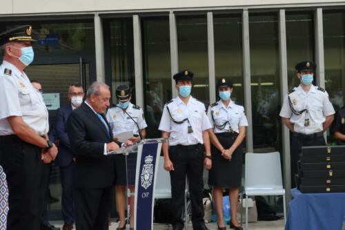 La delegada del Gobierno y el jefe superior de Policía han presidido la ceremonia de entrega al Cuerpo Nacional de Policía de cinco Guiones, cortesía de la FNHGC, para su uso en actos oficiales y protocolarios (7 de septiembre de 2021)