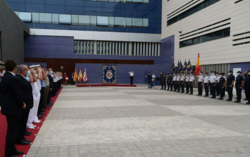 La delegada del Gobierno y el jefe superior de Policía han presidido la ceremonia de entrega al Cuerpo Nacional de Policía de cinco Guiones, cortesía de la FNHGC, para su uso en actos oficiales y protocolarios (7 de septiembre de 2021)