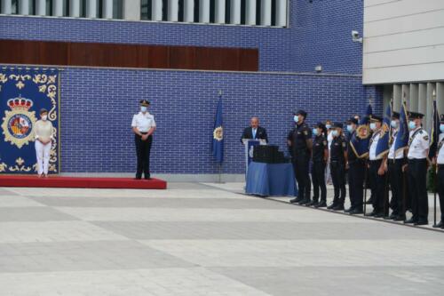 La delegada del Gobierno y el jefe superior de Policía han presidido la ceremonia de entrega al Cuerpo Nacional de Policía de cinco Guiones, cortesía de la FNHGC, para su uso en actos oficiales y protocolarios (7 de septiembre de 2021)