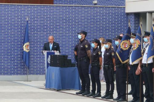 La delegada del Gobierno y el jefe superior de Policía han presidido la ceremonia de entrega al Cuerpo Nacional de Policía de cinco Guiones, cortesía de la FNHGC, para su uso en actos oficiales y protocolarios (7 de septiembre de 2021)