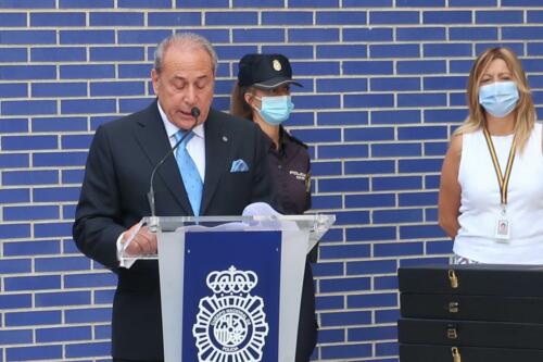 La delegada del Gobierno y el jefe superior de Policía han presidido la ceremonia de entrega al Cuerpo Nacional de Policía de cinco Guiones, cortesía de la FNHGC, para su uso en actos oficiales y protocolarios (7 de septiembre de 2021)