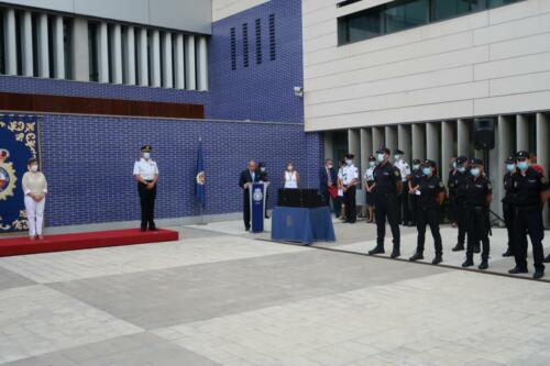 La delegada del Gobierno y el jefe superior de Policía han presidido la ceremonia de entrega al Cuerpo Nacional de Policía de cinco Guiones, cortesía de la FNHGC, para su uso en actos oficiales y protocolarios (7 de septiembre de 2021)