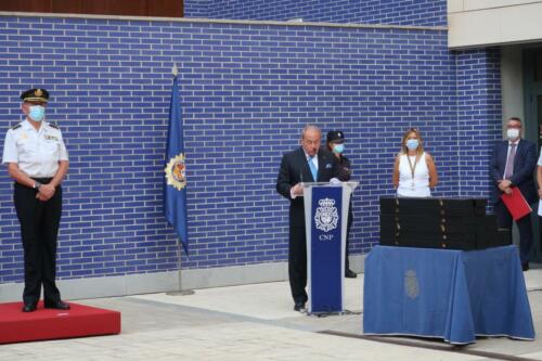 La delegada del Gobierno y el jefe superior de Policía han presidido la ceremonia de entrega al Cuerpo Nacional de Policía de cinco Guiones, cortesía de la FNHGC, para su uso en actos oficiales y protocolarios (7 de septiembre de 2021)