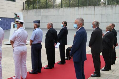 La delegada del Gobierno y el jefe superior de Policía han presidido la ceremonia de entrega al Cuerpo Nacional de Policía de cinco Guiones, cortesía de la FNHGC, para su uso en actos oficiales y protocolarios (7 de septiembre de 2021)