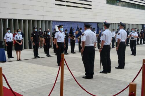 La delegada del Gobierno y el jefe superior de Policía han presidido la ceremonia de entrega al Cuerpo Nacional de Policía de cinco Guiones, cortesía de la FNHGC, para su uso en actos oficiales y protocolarios (7 de septiembre de 2021)