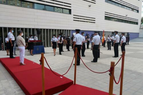 La delegada del Gobierno y el jefe superior de Policía han presidido la ceremonia de entrega al Cuerpo Nacional de Policía de cinco Guiones, cortesía de la FNHGC, para su uso en actos oficiales y protocolarios (7 de septiembre de 2021)