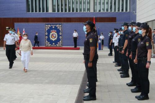 La delegada del Gobierno y el jefe superior de Policía han presidido la ceremonia de entrega al Cuerpo Nacional de Policía de cinco Guiones, cortesía de la FNHGC, para su uso en actos oficiales y protocolarios (7 de septiembre de 2021)