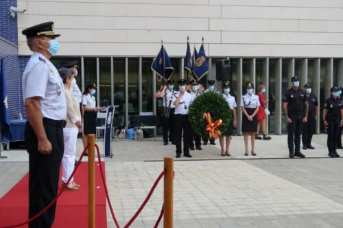 La delegada del Gobierno y el jefe superior de Policía han presidido la ceremonia de entrega al Cuerpo Nacional de Policía de cinco Guiones, cortesía de la FNHGC, para su uso en actos oficiales y protocolarios (7 de septiembre de 2021)