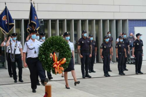 La delegada del Gobierno y el jefe superior de Policía han presidido la ceremonia de entrega al Cuerpo Nacional de Policía de cinco Guiones, cortesía de la FNHGC, para su uso en actos oficiales y protocolarios (7 de septiembre de 2021)