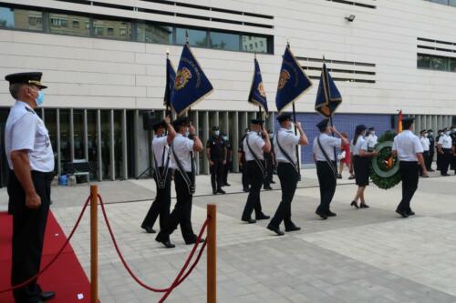 La delegada del Gobierno y el jefe superior de Policía han presidido la ceremonia de entrega al Cuerpo Nacional de Policía de cinco Guiones, cortesía de la FNHGC, para su uso en actos oficiales y protocolarios (7 de septiembre de 2021)