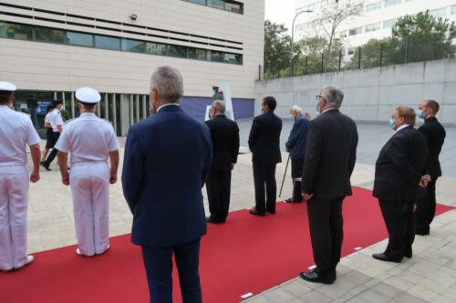 La delegada del Gobierno y el jefe superior de Policía han presidido la ceremonia de entrega al Cuerpo Nacional de Policía de cinco Guiones, cortesía de la FNHGC, para su uso en actos oficiales y protocolarios (7 de septiembre de 2021)