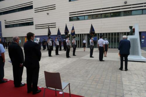 La delegada del Gobierno y el jefe superior de Policía han presidido la ceremonia de entrega al Cuerpo Nacional de Policía de cinco Guiones, cortesía de la FNHGC, para su uso en actos oficiales y protocolarios (7 de septiembre de 2021)