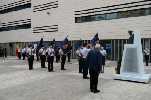 La delegada del Gobierno y el jefe superior de Policía han presidido la ceremonia de entrega al Cuerpo Nacional de Policía de cinco Guiones, cortesía de la FNHGC, para su uso en actos oficiales y protocolarios (7 de septiembre de 2021)