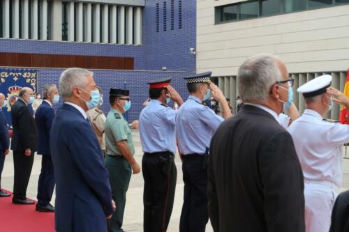 La delegada del Gobierno y el jefe superior de Policía han presidido la ceremonia de entrega al Cuerpo Nacional de Policía de cinco Guiones, cortesía de la FNHGC, para su uso en actos oficiales y protocolarios (7 de septiembre de 2021)