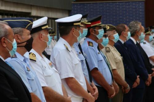 La delegada del Gobierno y el jefe superior de Policía han presidido la ceremonia de entrega al Cuerpo Nacional de Policía de cinco Guiones, cortesía de la FNHGC, para su uso en actos oficiales y protocolarios (7 de septiembre de 2021)