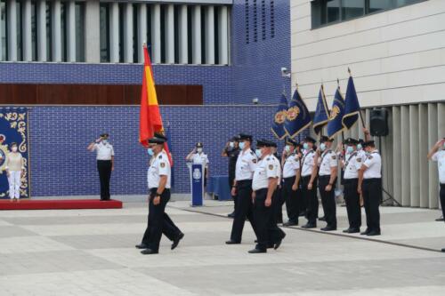 La delegada del Gobierno y el jefe superior de Policía han presidido la ceremonia de entrega al Cuerpo Nacional de Policía de cinco Guiones, cortesía de la FNHGC, para su uso en actos oficiales y protocolarios (7 de septiembre de 2021)