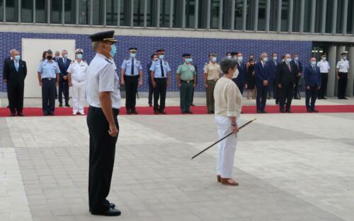 La delegada del Gobierno y el jefe superior de Policía han presidido la ceremonia de entrega al Cuerpo Nacional de Policía de cinco Guiones, cortesía de la FNHGC, para su uso en actos oficiales y protocolarios (7 de septiembre de 2021)