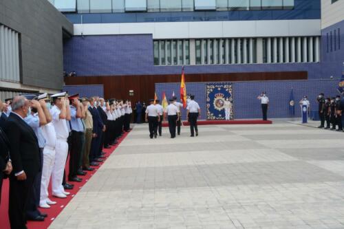 La delegada del Gobierno y el jefe superior de Policía han presidido la ceremonia de entrega al Cuerpo Nacional de Policía de cinco Guiones, cortesía de la FNHGC, para su uso en actos oficiales y protocolarios (7 de septiembre de 2021)