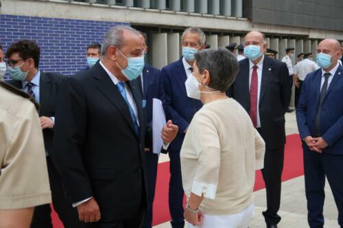 La delegada del Gobierno y el jefe superior de Policía han presidido la ceremonia de entrega al Cuerpo Nacional de Policía de cinco Guiones, cortesía de la FNHGC, para su uso en actos oficiales y protocolarios (7 de septiembre de 2021)