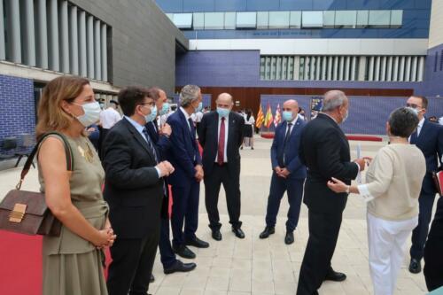 La delegada del Gobierno y el jefe superior de Policía han presidido la ceremonia de entrega al Cuerpo Nacional de Policía de cinco Guiones, cortesía de la FNHGC, para su uso en actos oficiales y protocolarios (7 de septiembre de 2021)