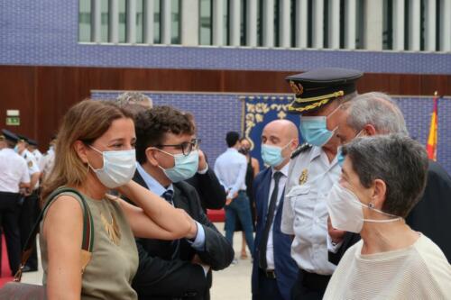 La delegada del Gobierno y el jefe superior de Policía han presidido la ceremonia de entrega al Cuerpo Nacional de Policía de cinco Guiones, cortesía de la FNHGC, para su uso en actos oficiales y protocolarios (7 de septiembre de 2021)