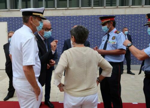 La delegada del Gobierno y el jefe superior de Policía han presidido la ceremonia de entrega al Cuerpo Nacional de Policía de cinco Guiones, cortesía de la FNHGC, para su uso en actos oficiales y protocolarios (7 de septiembre de 2021)