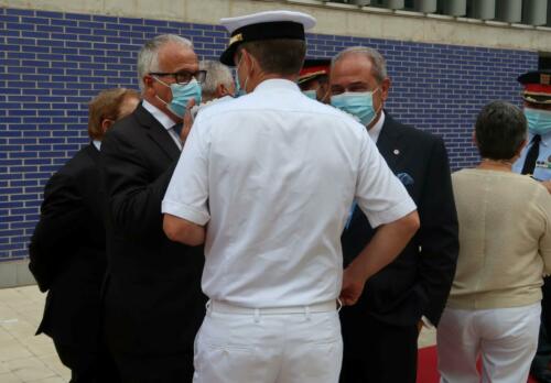 La delegada del Gobierno y el jefe superior de Policía han presidido la ceremonia de entrega al Cuerpo Nacional de Policía de cinco Guiones, cortesía de la FNHGC, para su uso en actos oficiales y protocolarios (7 de septiembre de 2021)