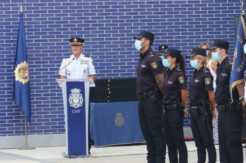 La delegada del Gobierno y el jefe superior de Policía han presidido la ceremonia de entrega al Cuerpo Nacional de Policía de cinco Guiones, cortesía de la FNHGC, para su uso en actos oficiales y protocolarios (7 de septiembre de 2021)